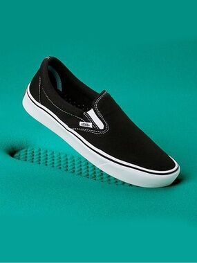 Vans Women’s ComfyCush Slip-On Sneakers. Size 9.